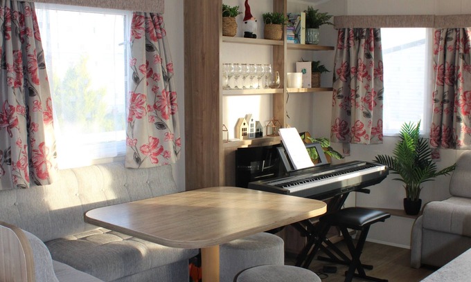 Layer Marney Casa | Cosy beachfront getaway in West Mersea- fishing, golf & swimming pool onsite