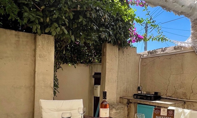 Bonneveine Casa | Cosy beachfront house with patio