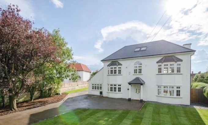 Saltford Casa | Cosy but big House with hot tub and sauna.