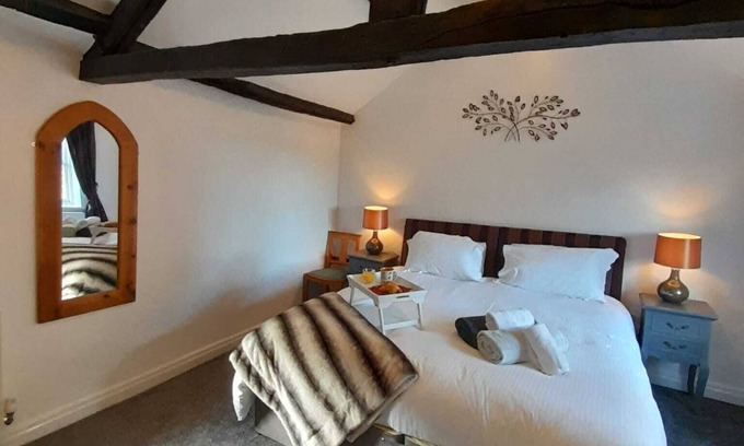 York Casa | Cosy but spacious, historic cottage on The Red House Estate