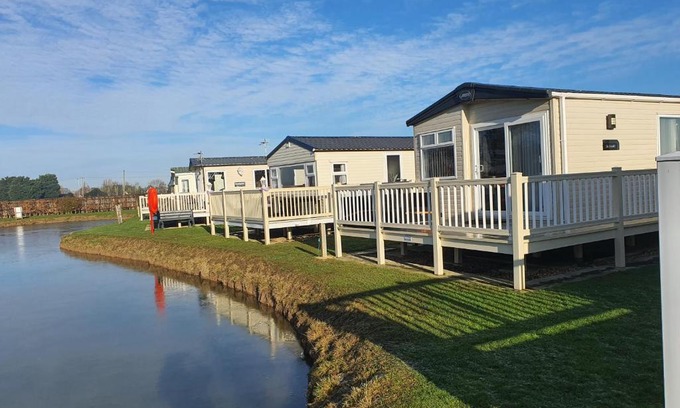 Chapel Saint Leonards Otro | Cosy caravans Meadow lake Golden Palm Resort