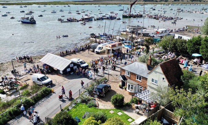 West Mersea Casa | Cosy Coastal 2-Bedroom Cottage with Hot Tub & Log Burner