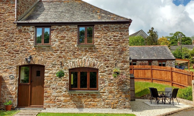 Sheviock Cabaña | Cosy Converted Barn Cottage in Peaceful Rural Wooded Setting, Close to the Coast