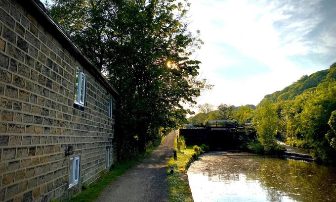 Mytholmroyd Casa | Cosy cottage with a canal view