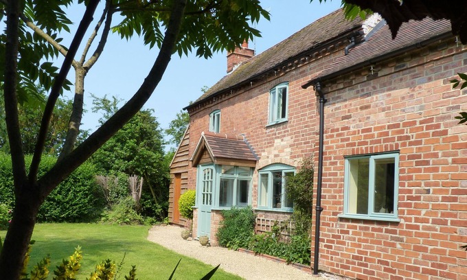 Malvern Wells Cabaña | Acogedora casa de campo con estufa de leña y vistas al campo