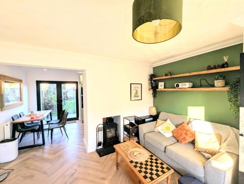 Longcroft Casa | Cosy Family-Friendly Stay with 2-Sided Wood Burner in the City of Edinburgh