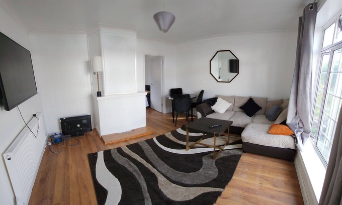 Luton Casa | Cosy Family home with (Spa,hottub,Jacuzzi), 5 mins from LUTON-AIRPORT