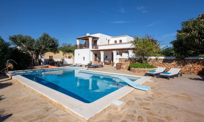 Sant Carles de Peralta Villa | Acogedora finca con piscina, pista de pádel y campo de fútbol - Can Gat Ibiza