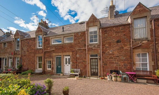 North Berwick Apartamento | Cosy first-floor mews apartment, close to the beach and tucked away in a quiet courtyard. Sleeps 2