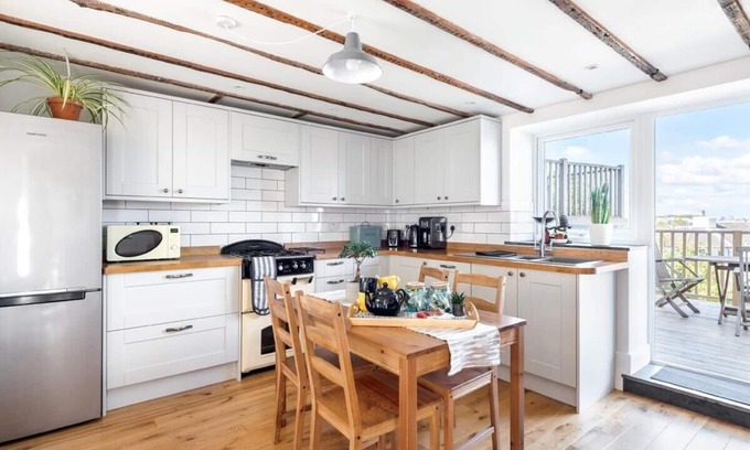 Turnchapel Cabaña | Cosy Fisherman's Cottage w/ Balcony & Sea Views