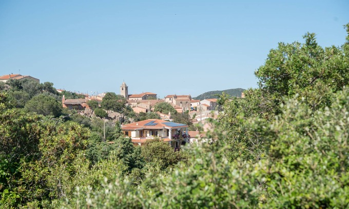 San Pantaleo Casa | Acogedora casa de vacaciones con vista panorámica, terraza y jardín