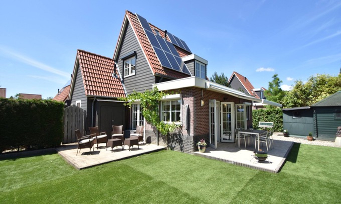 Oude-Tonge Casa | Cosy holiday home with large garden