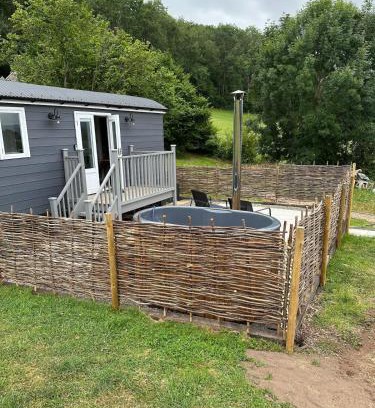 Tenbury Wells Casa | Cosy Hut Immersed in Nature with Private Hot Tub