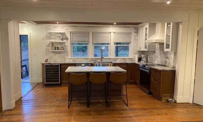 Chapel Hill Cabaña | Cosy In Town Cottage in the Forest