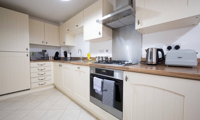 Stuppington Casa | Cosy Modern House Sleeps 9 - En-suite and Parking