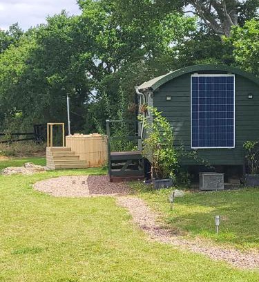 Sticklepath Casa | Cosy Off Grid Shepherds Hut with Wood Fired Hot Tub