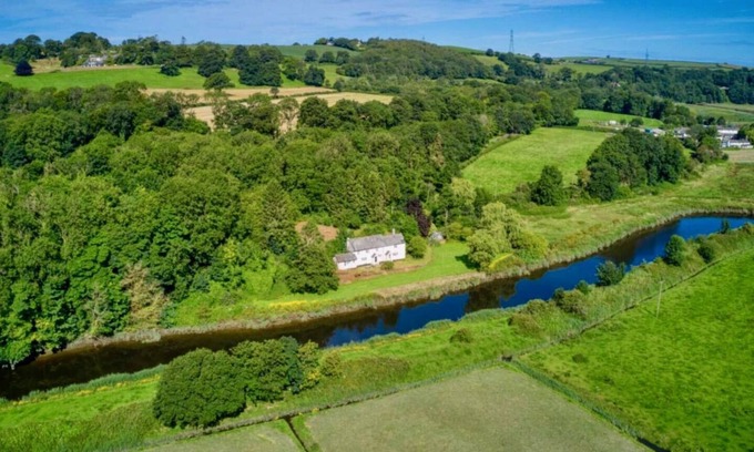 Westleigh Cabaña | Cosy River Front Property -Swedish hot tub, bike and fish on the land!