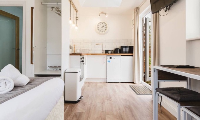 Cheltenham Casa | Cosy Studio Annexe Central Cheltenham