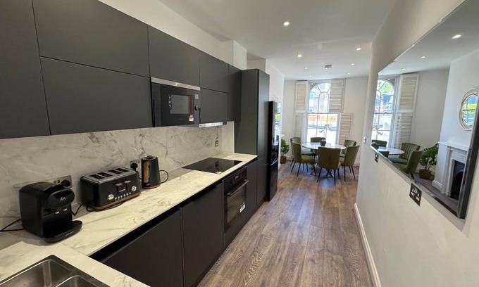 Chaucer Casa | Cosy Townhouse In Central London