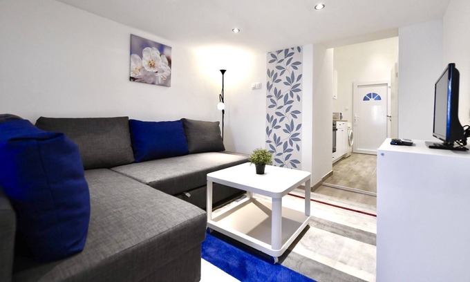 Erzsebetvaros Apartamento | Cosy two bedroom flat in Rottenbiller str, Sky