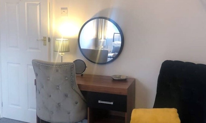 Tutbury Cabaña | Cottage One -Oak - 25 minutes from Alton Towers