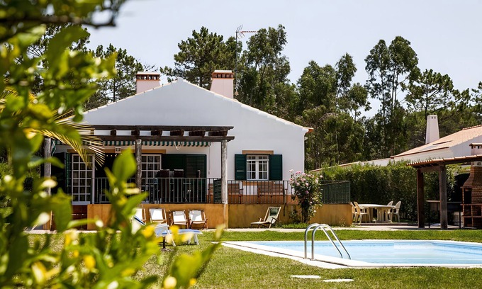 Vila Nova de Santo Andre Cabaña | Cottage 'Casa Dos Pinheiros' with Private Pool, Wi-Fi and Air Conditioning