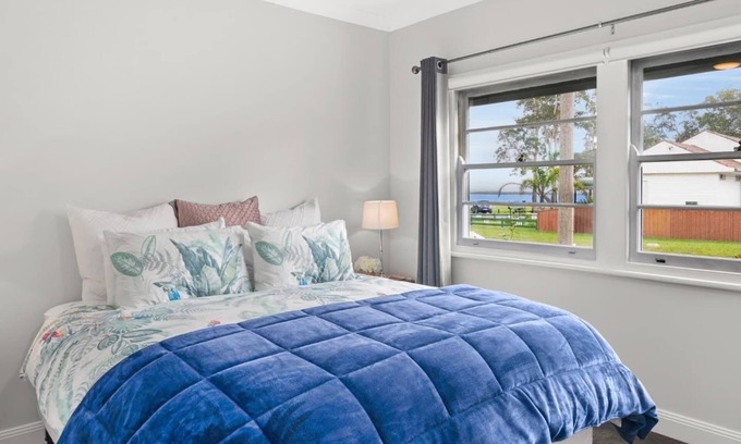 Long Jetty Casa | Cottage by the Lake, 1 bedroom full size house, full kitchen, 2 living areas.