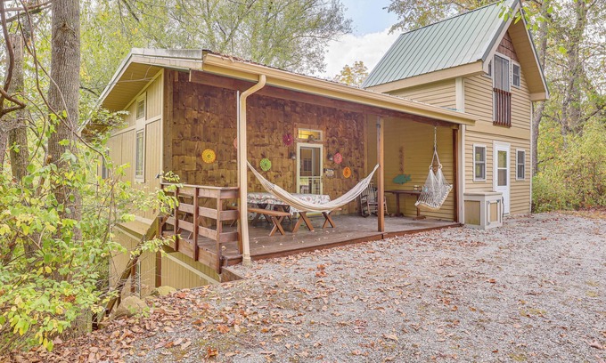 Paris Cabaña | Cottage By the Pond: Serene Northeast Ohio Retreat