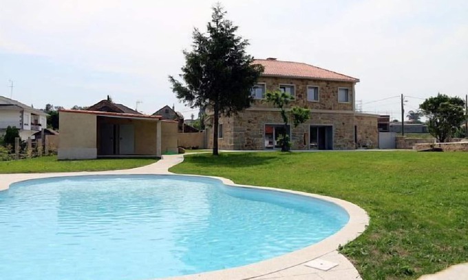 Poio Cabaña | CASA RURAL PARA 11 PERSONAS CON JARDÍN Y PISCINA PRIVADOS + WIFI