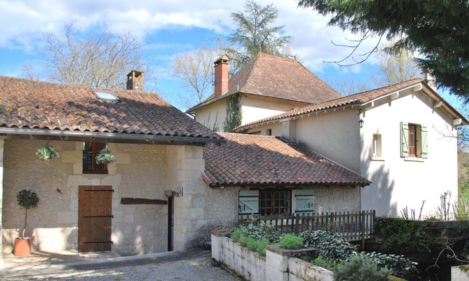 Saint-Martin-de-Riberac Cabaña | Casa rural 'Pas de Soucis' con piscina compartida