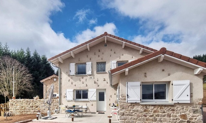 Saint-Priest-la-Prugne Cabaña | Casa Rural 4 pers, terraza y jardín, cerca de los Bosques Negros