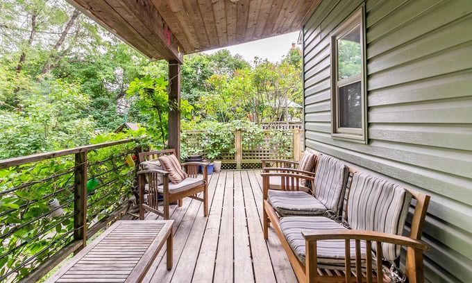 Cedarvale Casa | Cottage in the City