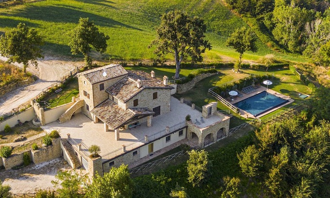 Castelraimondo Villa | Cottage Ermelinda – Landscape, Jacuzzi and Pool