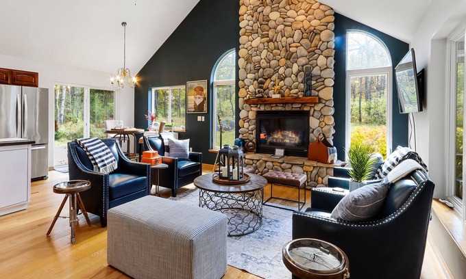 Fontana-on-Geneva Lake Cabaña | Cottage near Fontana Beach! Fire Pit/Deck/Gas Grill/Fireplace