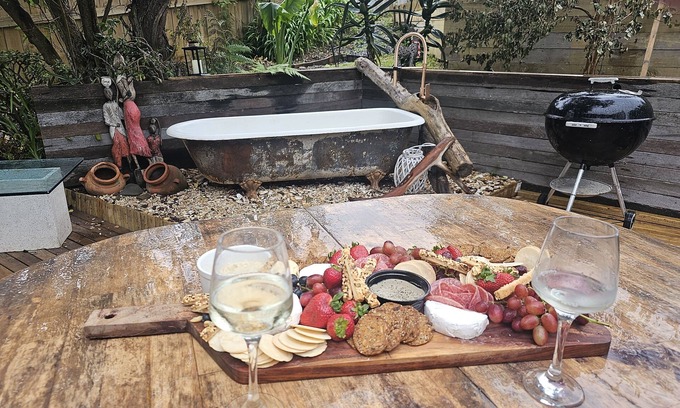 Stanmore Bay Cabaña | cottage near the beach, faery lights and outdoor bath!