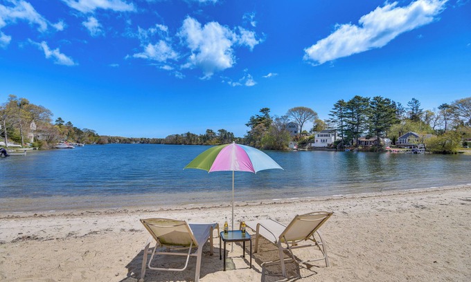 White Island Shores Cabaña | Cottage on Private Pond w/ Beach in Wareham