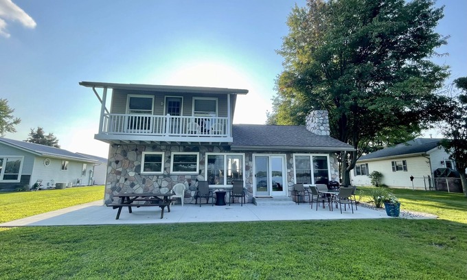 White Pigeon Cabaña | Cottage on the lake 20 minutes to Shipshewana