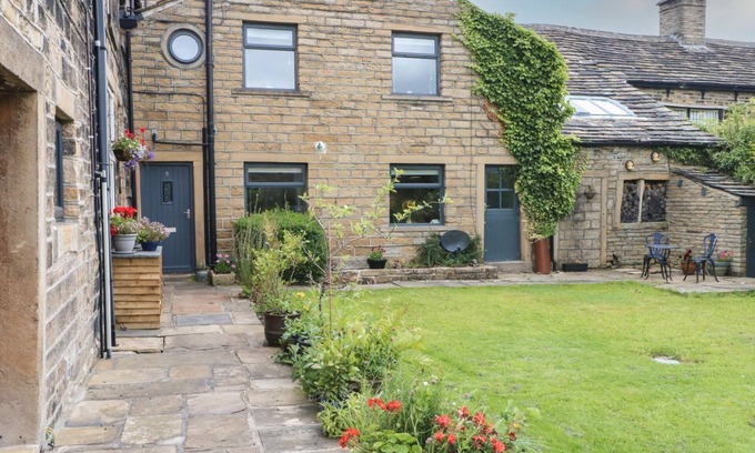 Honley Cabaña | COTTAGE ROUND T'CORNER, pet friendly, with open fire in Honley