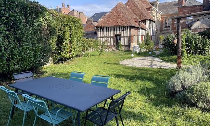 Livarot Cabaña | Cottage sleeps 5 with garden in downtown Livarot