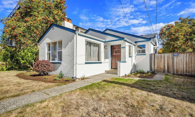 Bitter Lake Cabaña | Cottage vibes with a Spanish flare in N. Seattle. Minutes to Lightrail station!