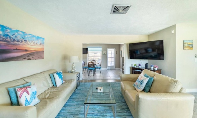 Gulf Gate Estates Casa | Cottage w/lanai and garage, 4 mi. Siesta Key