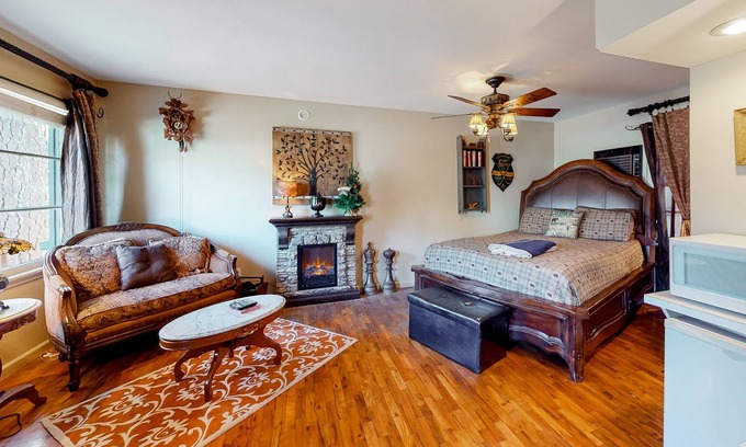 Eureka Springs Historic District Cabaña | Cottage with a pool, washer/dryer, cable, partial AC & grill