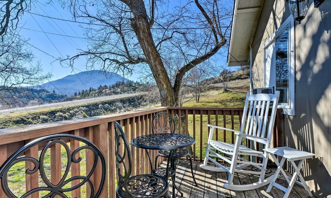 Hornbrook Cabaña | ¡NUEVO! Cottage w / Fire Pit + cubierta cerca del río Klamath!