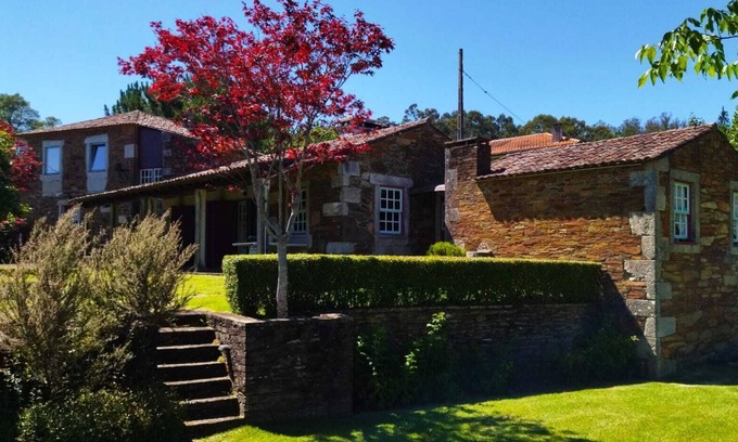 Riba de Ancora Cabaña | Casa rural con jardín y piscina, en aldea tranquila entre el mar y la montaña.