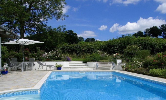 Hemyock Cabaña | Casa de campo con piscina climatizada al aire libre ubicada en jardines en una ubicación tranquila con vistas gloriosas
