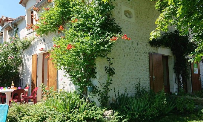 Salles-Lavalette Cabaña | Casa rural 3 hab. con jardín, chimenea, se admiten mascotas, WIFI, parking, cerca de ocio y castillos