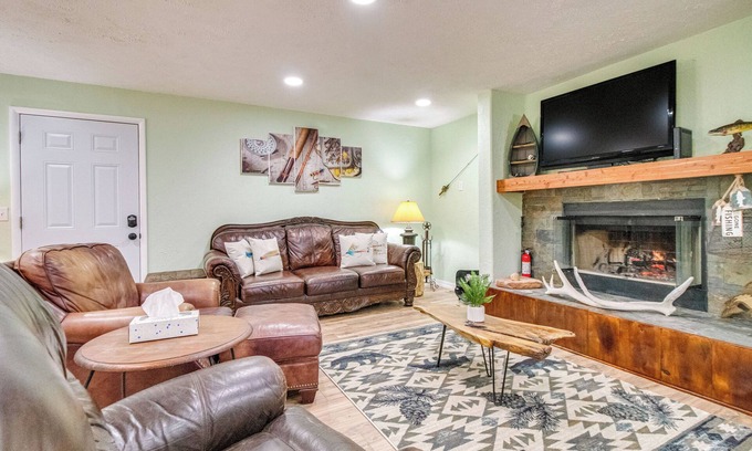 Cotter Casa | Cotter Home w/ Deck ~ 1 Mi to Big Spring Park!