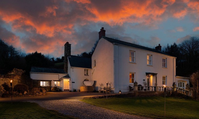 Combe Martin Cabaña | Coulscott House - sleeps 15 guests in 8 bedrooms