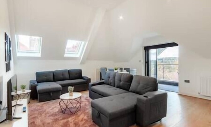 Coulsdon West Apartamento | Coulsdon -Entire 3BR Flat, Covered Balcony - Walk to Station