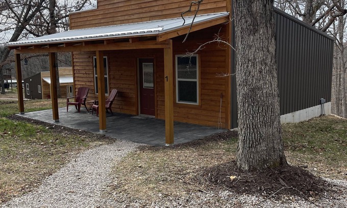 Bourbon Cabina | Country Cabin with Jacuzzi Tub Near Blue Springs Ranch